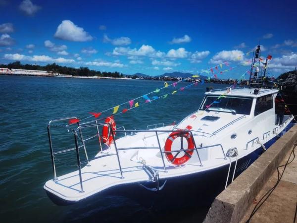 海南首艘正式运营的休闲渔船在万宁下水 海南首艘正式运营的休闲渔船在万宁下水