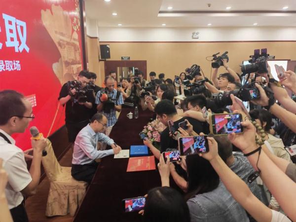 首封！各地高考录取通知书正在派送中