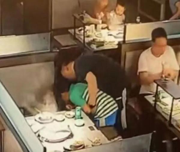 男孩突然异物卡喉!他15秒救回一条命…… 男孩突然异物卡喉!他15秒救回一条命……