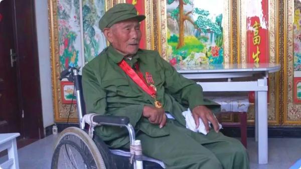 安徽两位91岁老兵再相见，互敬军礼！