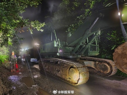 展开救援！武警官兵连夜紧急驰援湖北五峰山