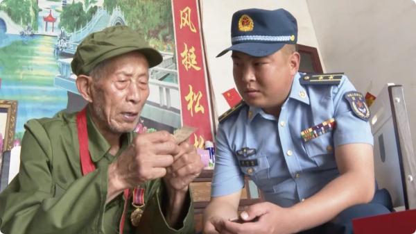 安徽两位91岁老兵再相见，互敬军礼！