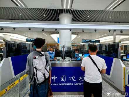 成都边检站人流量突破百万 成都边检站人流量突破百万