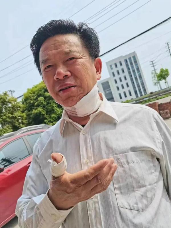 江苏勇士！他刚俯下身，20公分长的匕首刺了过来！