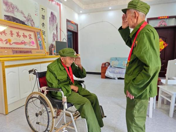 安徽两位91岁老兵再相见，互敬军礼！