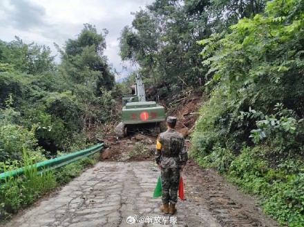 展开救援！武警官兵连夜紧急驰援湖北五峰山