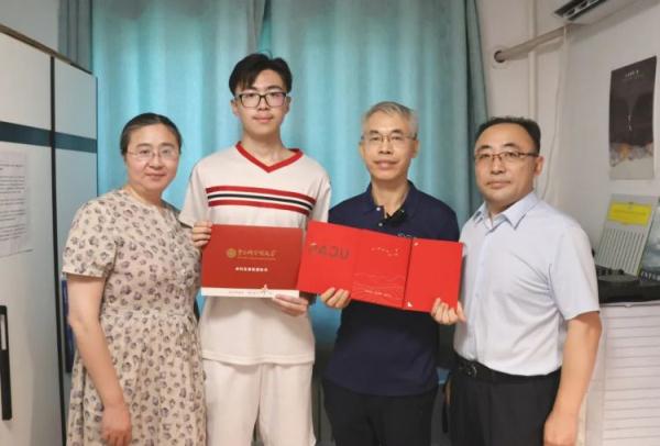 “想要得到它!”高校录取通知书有大豆7颗,连成7星,用时7年…… “想要得到它!”高校录取通知书有大豆7颗,连成7星,用时7年……