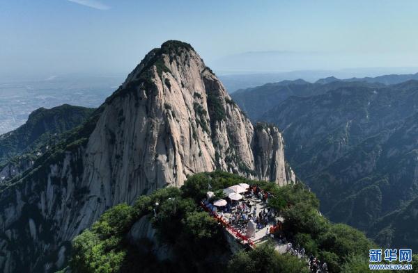 丽日华山 游人满盈 丽日华山 游人满盈