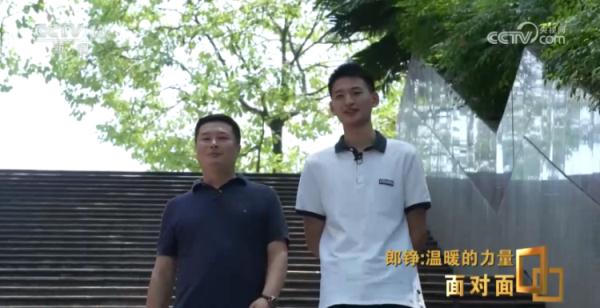 “敬礼娃娃”郎铮接受总台专访,15年里他经历了怎样的生命拔节? “敬礼娃娃”郎铮接受总台专访,15年里他经历了怎样的生命拔节?