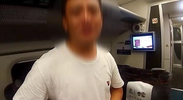 烟瘾难耐！一男子在高铁上吸烟被抓