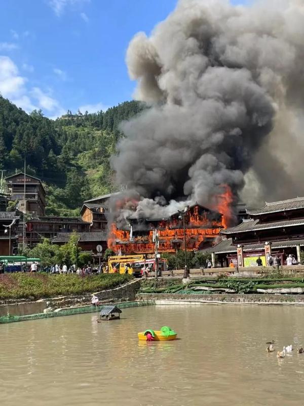 知名景区突发！已致2死6伤，有人跳楼逃生