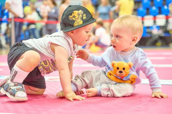 俄罗斯：宝宝爬行比赛