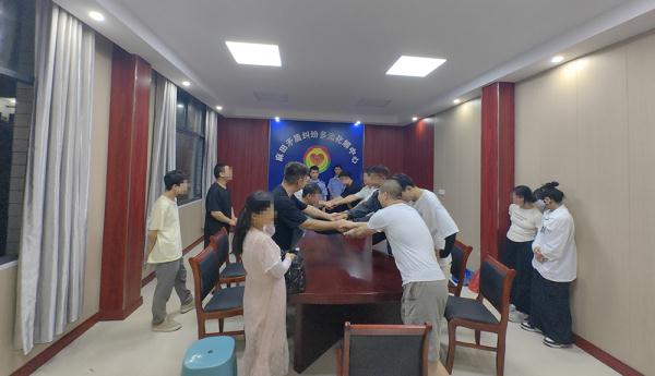 江西武功山景区游客因排队发生纠纷后互殴，经调解已握手言合