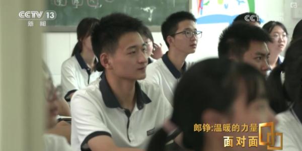“敬礼娃娃”郎铮接受总台专访,15年里他经历了怎样的生命拔节? “敬礼娃娃”郎铮接受总台专访,15年里他经历了怎样的生命拔节?