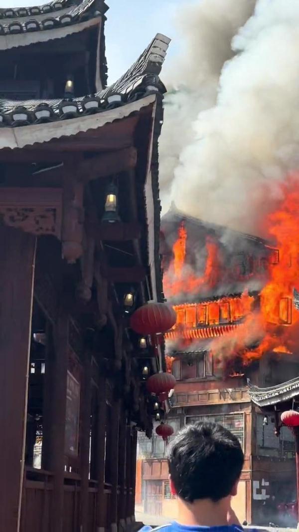 贵州西江千户苗寨景区突发大火，当地：火情得到控制，有人员受伤