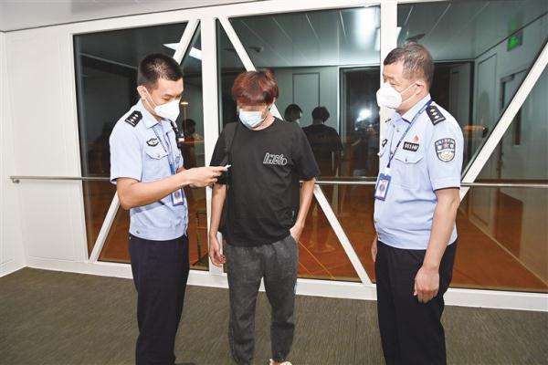 男子从泰国被带到缅甸电诈园区,高墙铁网内每天工作14至16个小时 男子从泰国被带到缅甸电诈园区,高墙铁网内每天工作14至16个小时