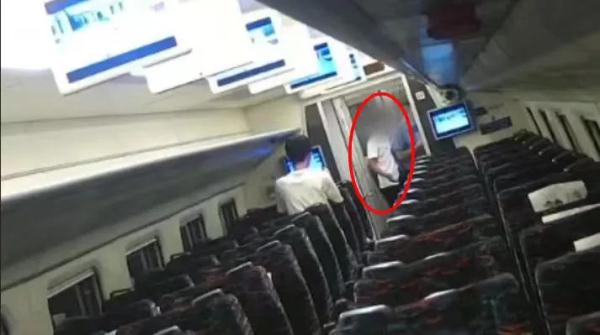 烟瘾难耐！一男子在高铁上吸烟被抓