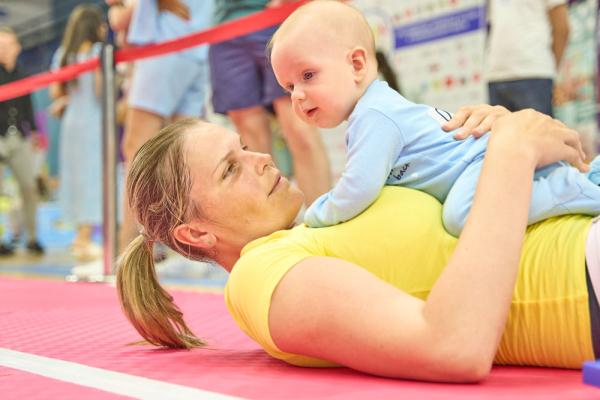 俄罗斯：宝宝爬行比赛