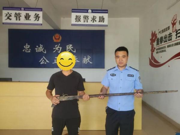 男子清理老房子时发现了“它”，立即交到警察蜀黍手中……