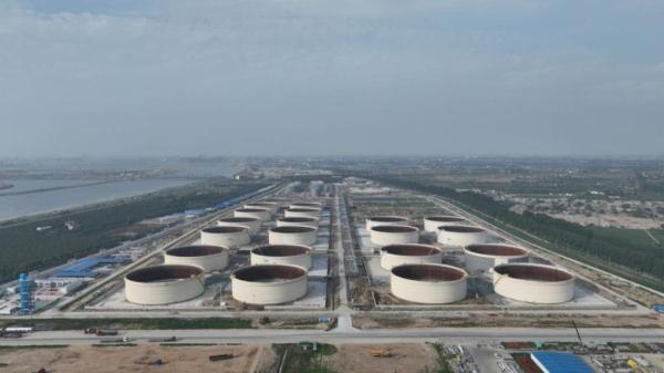 山东裕龙岛炼化一体化项目岛外罐区32台储罐主体安装完成 山东裕龙岛炼化一体化项目岛外罐区32台储罐主体安装完成