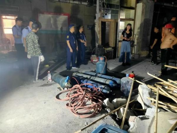 群众举报餐饮店冒烟，消防员到场没灭火却罚款？