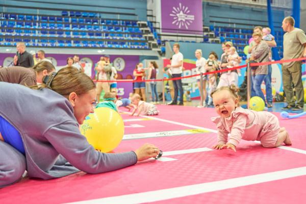 俄罗斯：宝宝爬行比赛