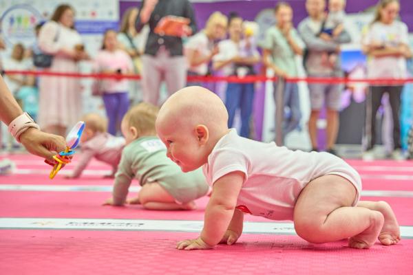 俄罗斯：宝宝爬行比赛