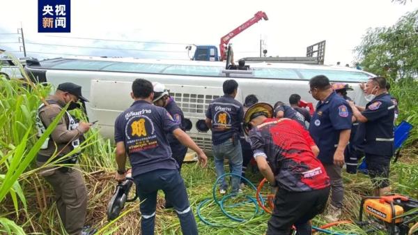 泰国一巴士发生翻车事故 载有24名中国游客 目前均无生命危险
