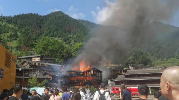 贵州西江千户苗寨景区突发大火，当地：火情得到控制，有人员受伤