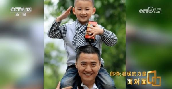 “敬礼娃娃”郎铮接受总台专访,15年里他经历了怎样的生命拔节? “敬礼娃娃”郎铮接受总台专访,15年里他经历了怎样的生命拔节?