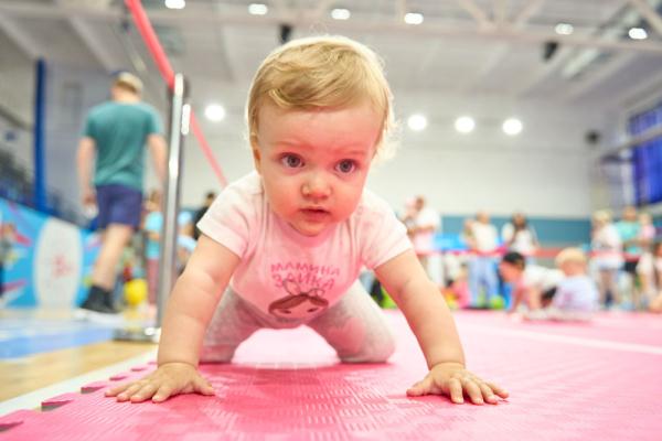 俄罗斯：宝宝爬行比赛