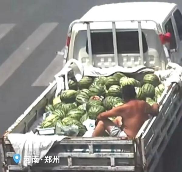 事发郑州街头！交警罚完瓜农后，帮他卖了2000多斤瓜