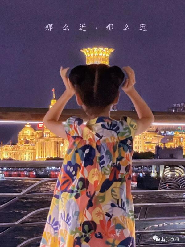 上海外滩打卡新玩法：合掌祈祷，头顶皇冠！不求好看，但求好笑