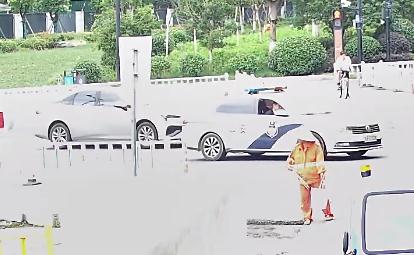 大街上，私家车突然对着警车鸣笛……民警“秒懂”！