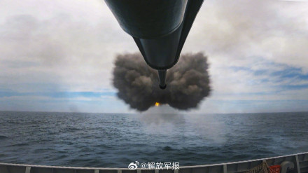 东部战区海军某驱逐舰支队海上练兵