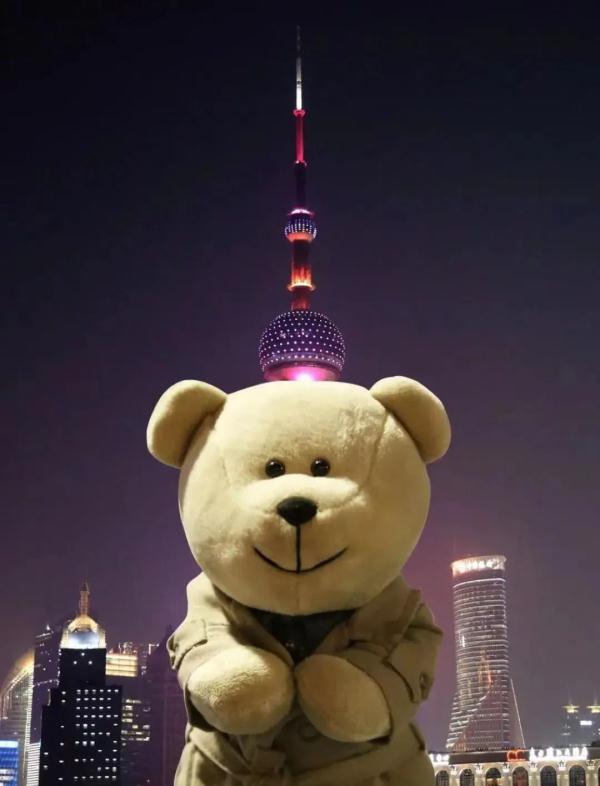上海外滩打卡新玩法：合掌祈祷，头顶皇冠！不求好看，但求好笑
