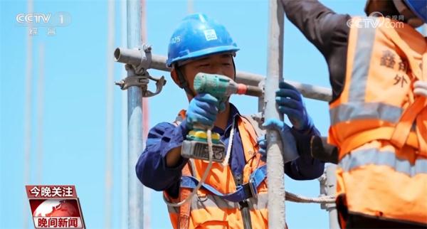 雄安新区近12万建筑工人奋战在高温酷暑之下 多举措保健康