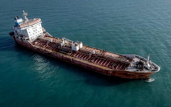 伊朗海军扣押走私油轮遭美军机阻挠 伊官员批美方：危险且不专业