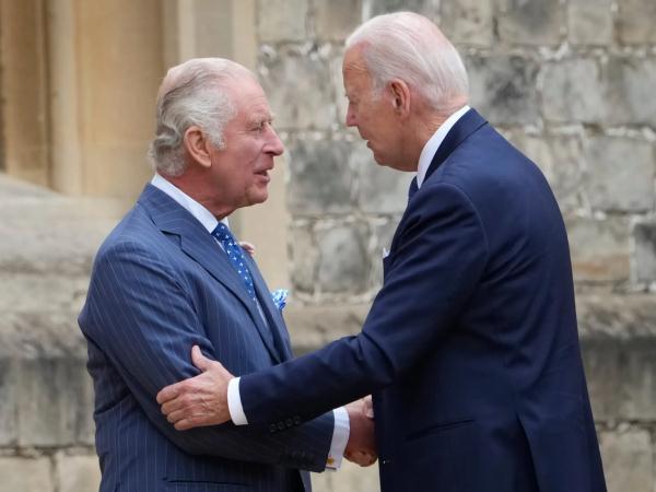 外媒:拍后背、走前头,拜登见英国王举动引发“失礼”质疑 外媒:拍后背、走前头,拜登见英国王举动引发“失礼”质疑
