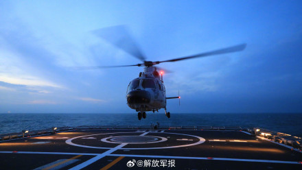 东部战区海军某驱逐舰支队海上练兵