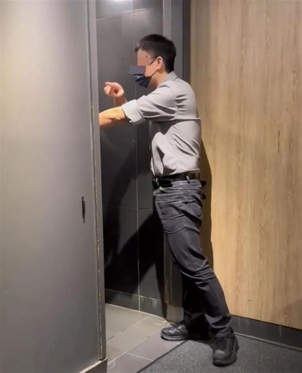 5女子强闯男厕被经理驱赶，原因让人哭笑不得……