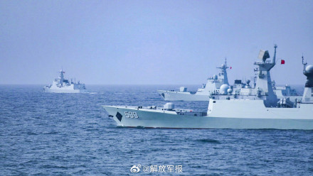 东部战区海军某驱逐舰支队海上练兵