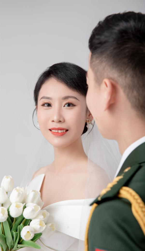 结婚证上他们都穿着白衬衫白色象征着纯洁就像他们对美好生活的追求对