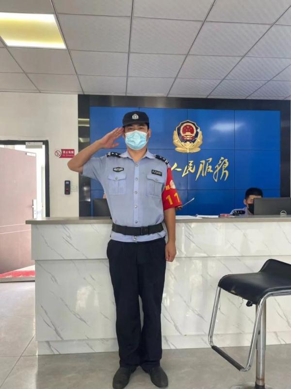 40度高温！6个月的婴儿被困车内……