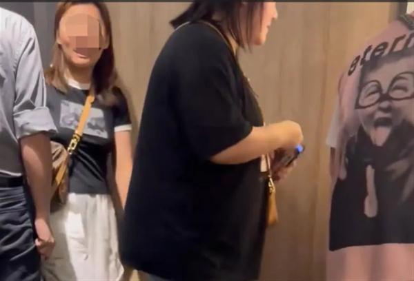 5女子强闯男厕被经理驱赶，原因让人哭笑不得……