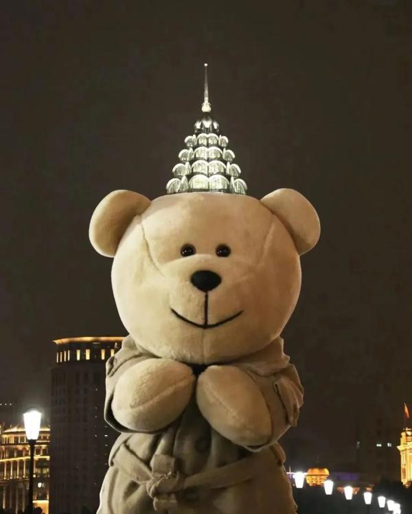 上海外滩打卡新玩法：合掌祈祷，头顶皇冠！不求好看，但求好笑