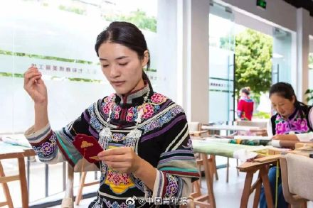 太“绣”了！高校送新生的礼物由绣娘手工绣制