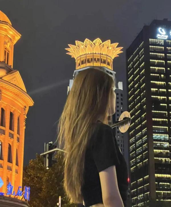 上海外滩打卡新玩法：合掌祈祷，头顶皇冠！不求好看，但求好笑