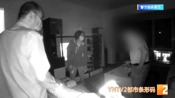 凌晨看到家中全是虫子?还打电话报警!结果是当天吃了菌…… 凌晨看到家中全是虫子?还打电话报警!结果是当天吃了菌……