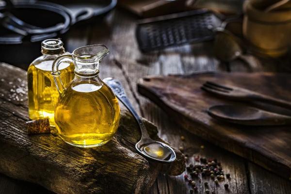 厨房用油怎么挑?这3种油劝你别用,吃错了小心疾病找上门! 厨房用油怎么挑?这3种油劝你别用,吃错了小心疾病找上门!